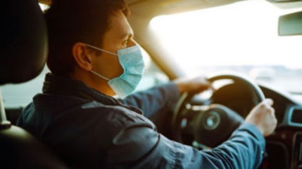  Por qué no debes usar mascarilla mientras conduces tu auto 