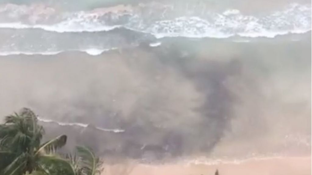  Captan en video como descargan aguas usadas en playa de Isla Verde 