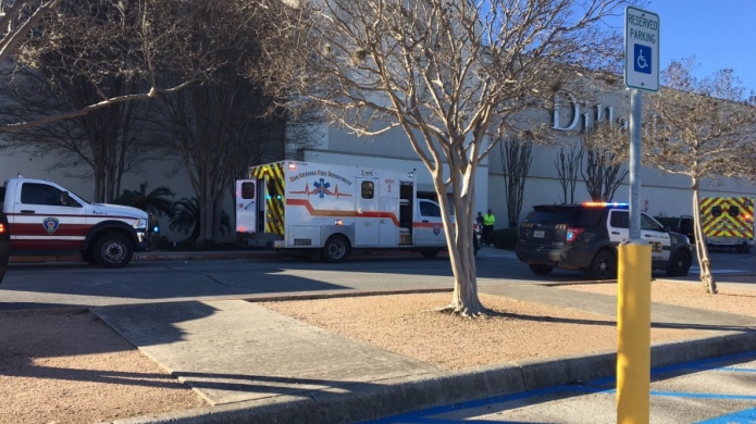 Un muerto y seis heridos en un tiroteo en un centro comercial de Texas