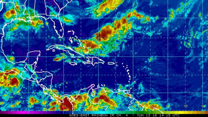 Soleado y caluroso. Algunos aguaceros en la tarde hacia el Oeste-Interior y Noroeste...