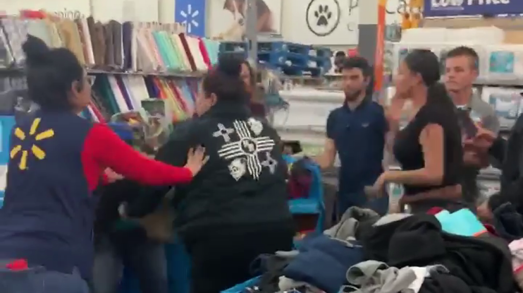  Publican video de violenta pelea de mujeres en Walmart durante el "Black Friday" 
