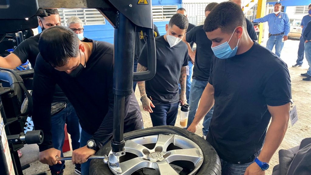  Cerca de 40 confinados de las c&aacute;rceles de Bayam&oacute;n y Ponce siguen cursos de mec&aacute;nica automotriz 