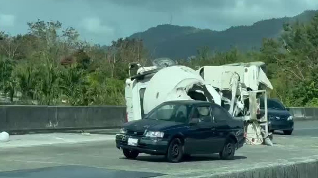  Video: Ahora se reporta cami&oacute;n volcado en la 30 