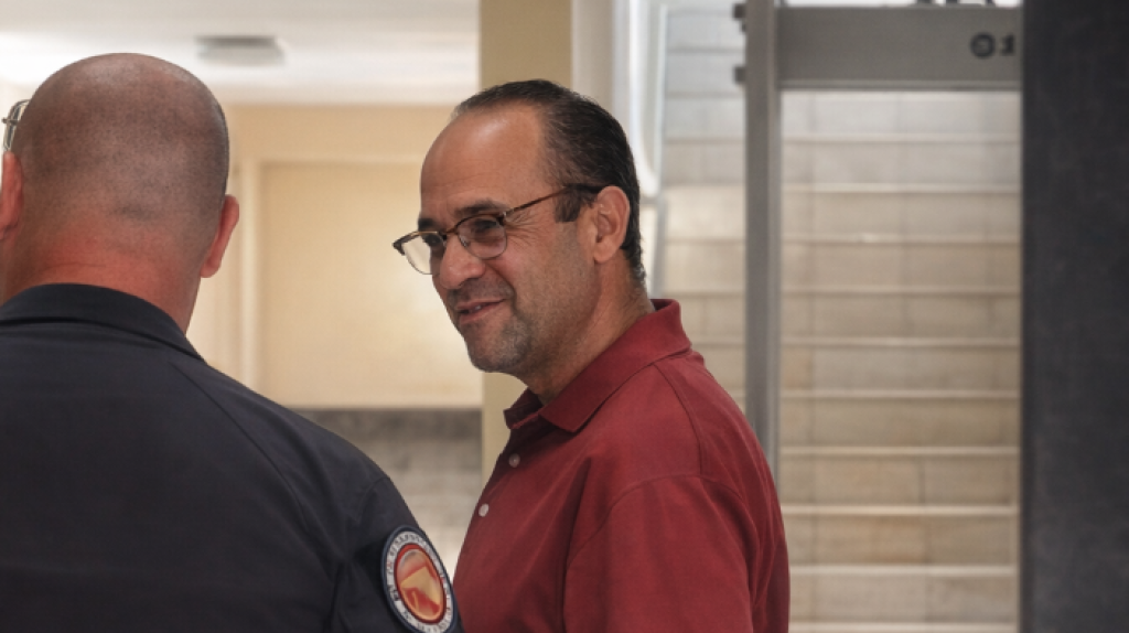  Video:Ingresan a prisi&oacute;n a hombre acusado de exposici&oacute;n deshonesta en Manat&iacute; 