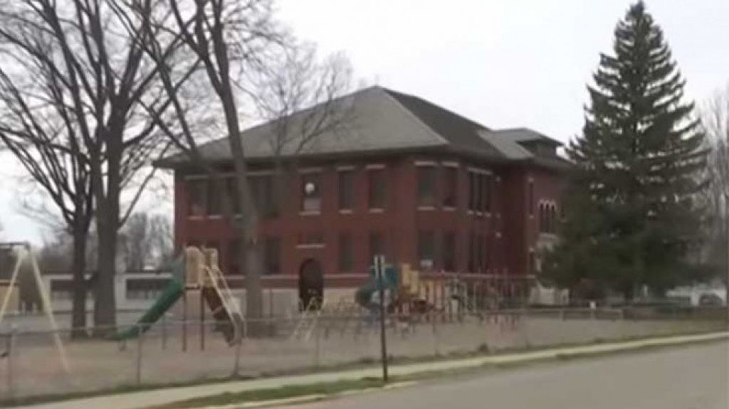  Ni&ntilde;o acude drogado a la primaria; la mam&aacute; andaba igual 