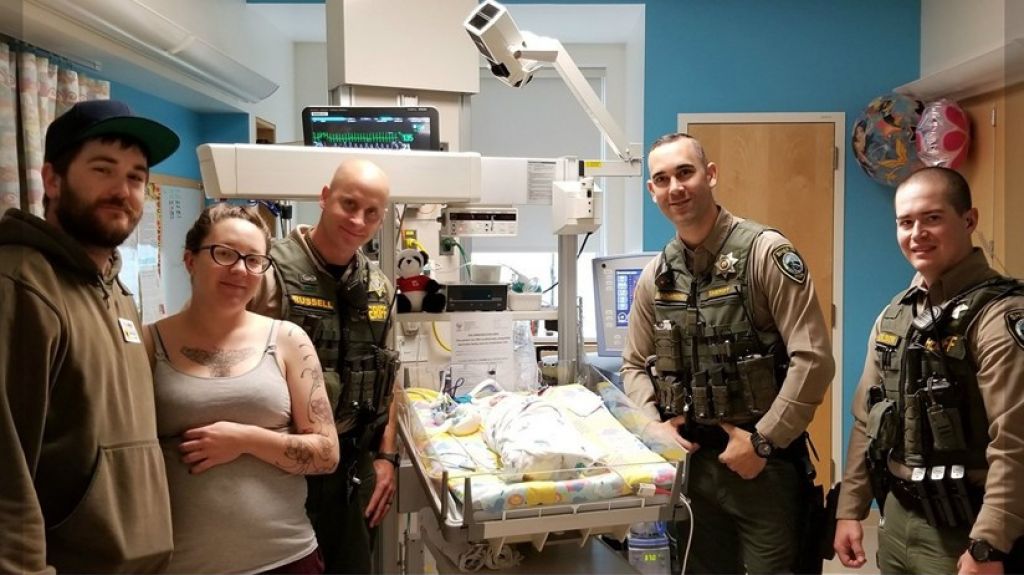  VIDEO: Polic&iacute;as salvan de morir de asfixia a una beb&eacute; de menos de una semana de edad 