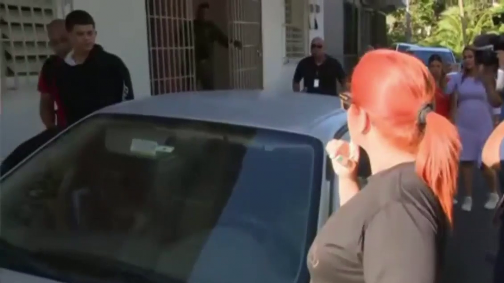  Video:Madre aconseja a su hijo arrestado mantener silencio durante operativo antidrogas en Vega Alta 