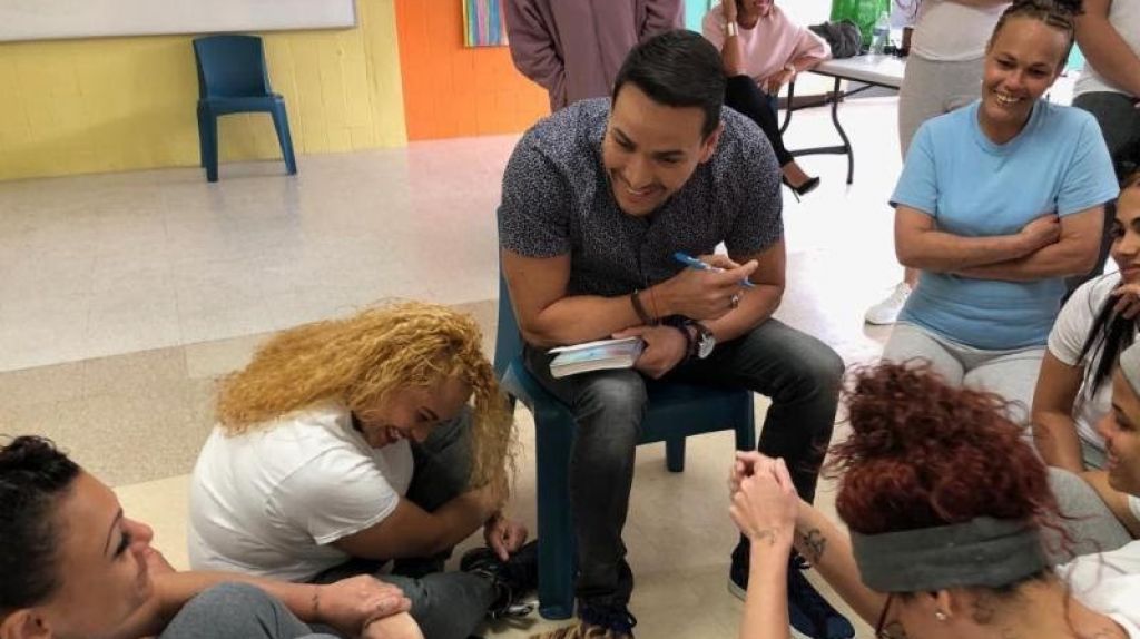  Salsero V&iacute;ctor Manuelle visita a las confinadas del Complejo de Rehabilitaci&oacute;n para Mujeres de Bayam&oacute;n 