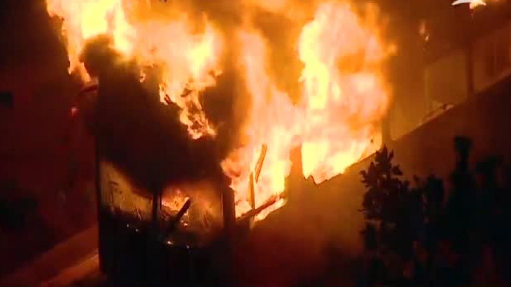  Video: autobuses quemados, estaciones de Metro destruidas y con el Ej&eacute;rcito tomando el control de la seguridad en Chile 
