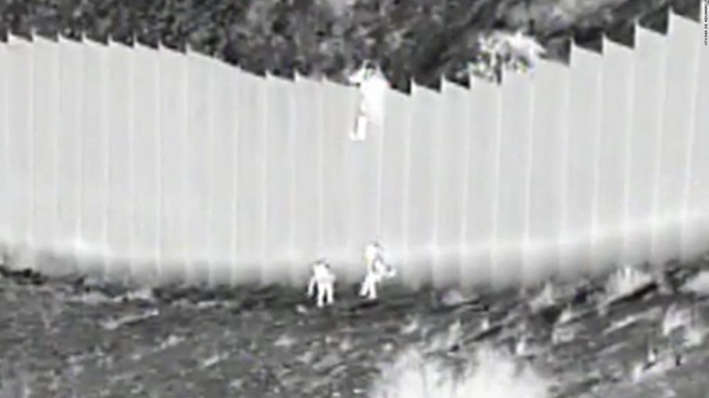  Video: Ecuador dice que ni&ntilde;as lanzadas desde muro fronterizo est&aacute;n fuera de peligro 