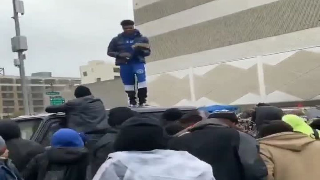  Video: Un rapero llega a un &aacute;rea &ldquo;pobre&rdquo; en Los &Aacute;ngeles y comienza a lanzar dinero 