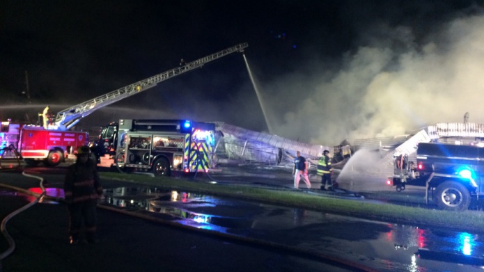 FUEGO EN MUEBLERÃA DE BAYAMÃN DEJA PÃRDIDAS MILLONARIAS