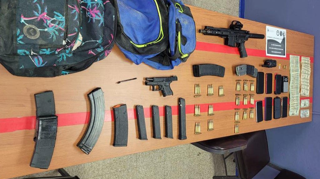  Operativo en Guayama: Arrestan a tres, intervienen con menores y confiscan armas 