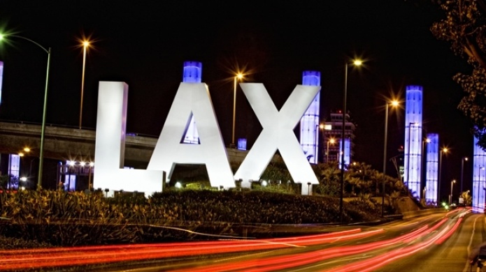 Un accidente de trÃ¡fico y una broma provocan el caos en el aeropuerto de Los Ãngeles