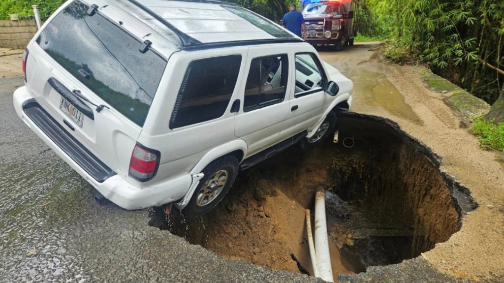  Video del momento en que un vehículo cae al abrirse gigantesco hoyo en carretera de Caguas 