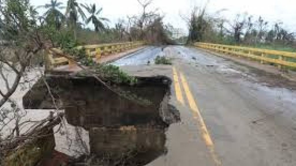  Reabren en Coamo puente colapsado ante el paso del hurac&aacute;n Mar&iacute;a 