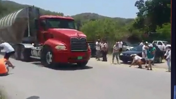 Publican Video del momento que manifestantes causan daÃ±os a camiones en PeÃ±uelas 
