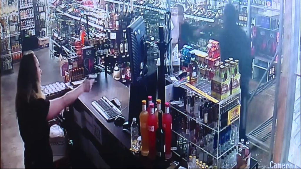  VIDEO: Intenta robar una tienda de alcohol pero es baleado por la propietaria 