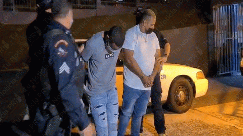  Video: jefe de la municipal de Guaynabo arresta dos hombres y dos mujeres que andaban fumando marihuana con una menor de 5 semanas 