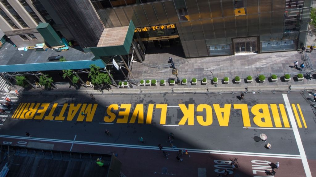  Nueva York pinta un mural de "Black Lives Matter" frente a la Torre Trump 