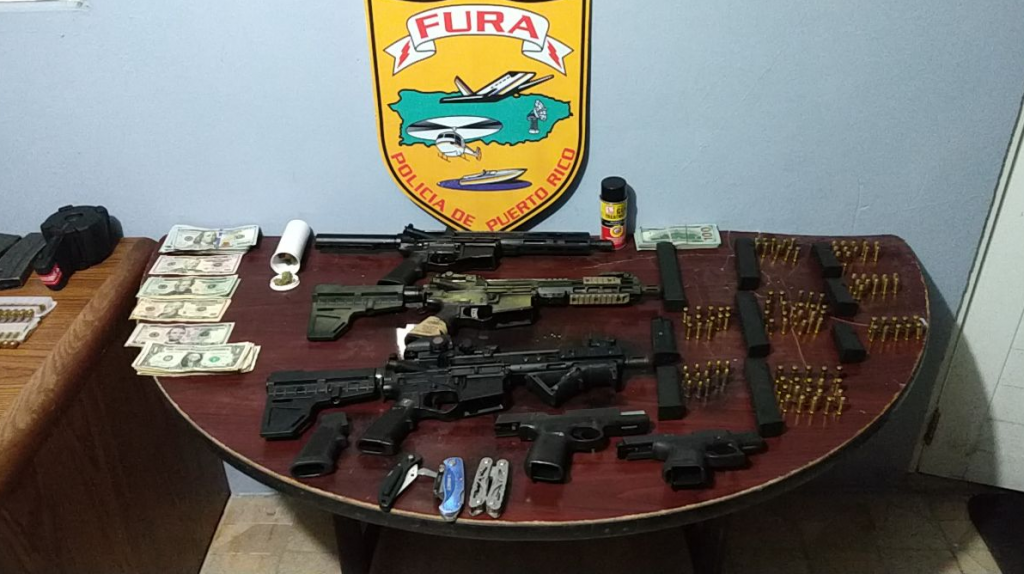  Fotos: F.U.R.A. interviene embarcaci&oacute;n y arresta 2 hombres, ocupa armas, cargadores, municiones y efectivo 