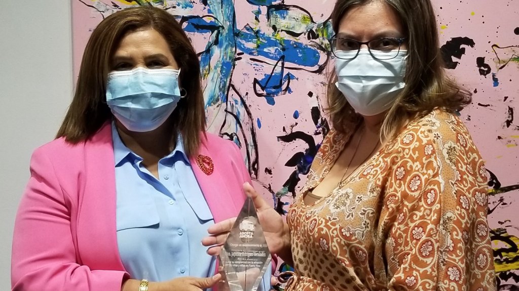  Reconocen a exlegisladora del PNP por promover la adopción 