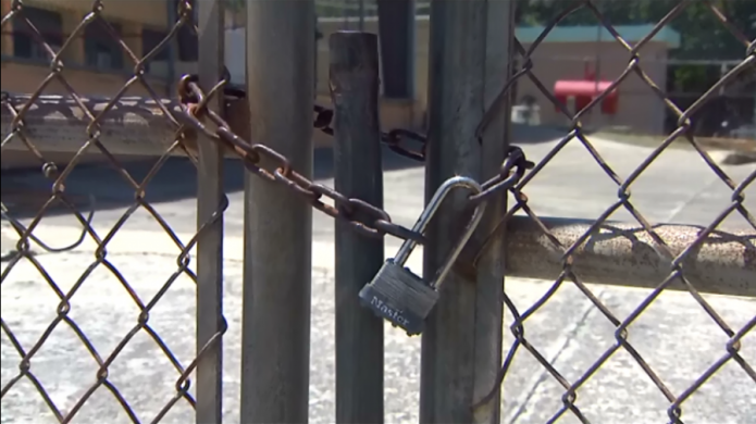 Protestan en Caguas por cierre de escuela