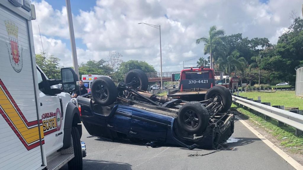  Atenci&oacute;n: tap&oacute;n por veh&iacute;culo volcado en la Baldorioty 
