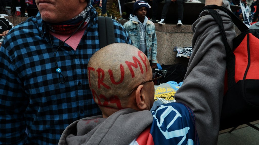  Cuatro apu&ntilde;alados en choques violentos tras marcha pro-Trump en Washington 