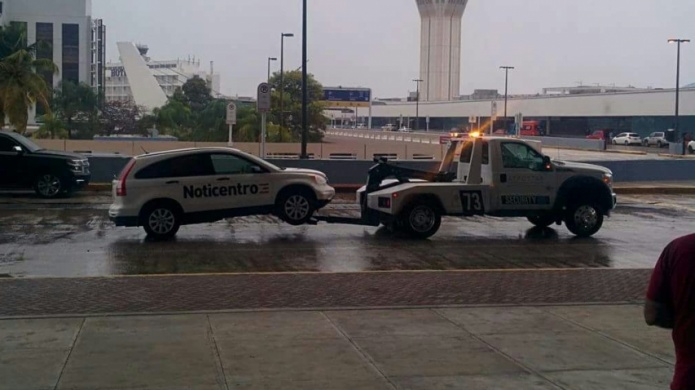 Se llevan en grÃºa guagua de Noticentro mal estacionada en el aeropuerto 