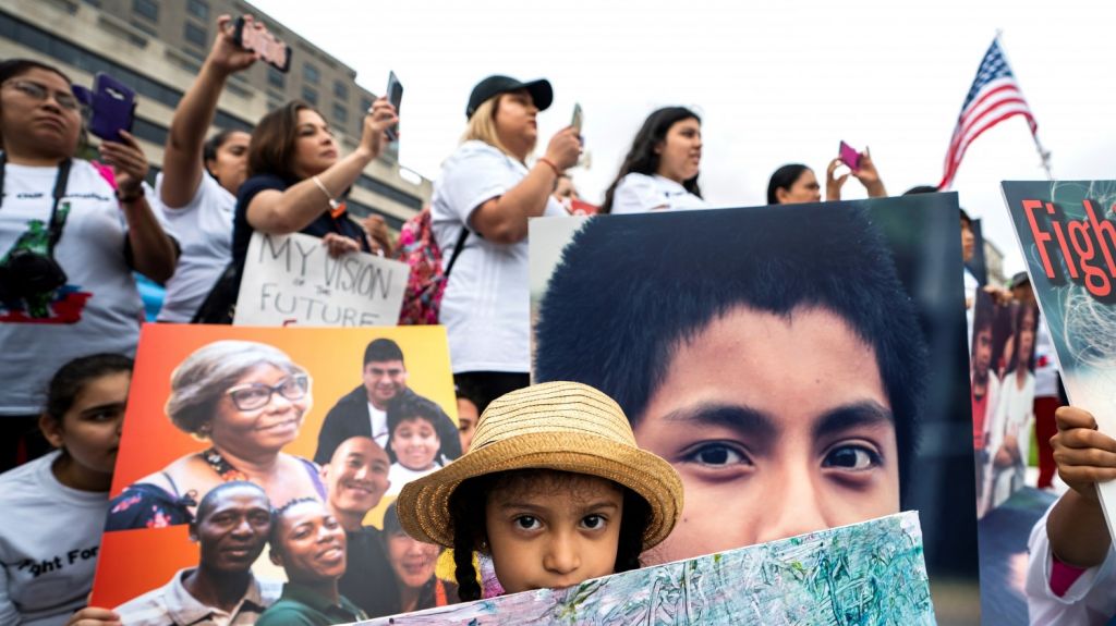  Juez ve "inaceptable" que Gobierno solo haya ubicado a un docena de padres 