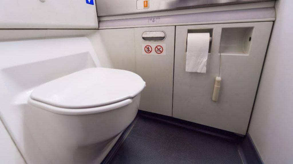  Video: Pasajero queda atrapado dentro del ba&ntilde;o de un avi&oacute;n 
