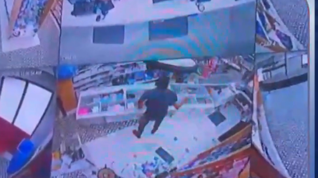  Video: Cámaras captan momento en que hombre destroza una farmacia en Utuado 