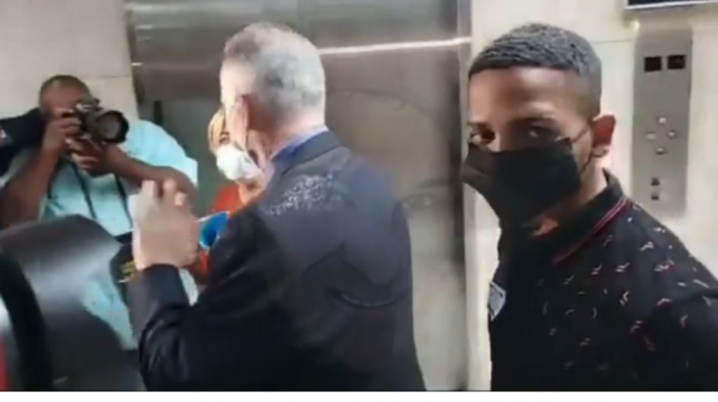  Video: Momento en que llega el exboxeador F&eacute;lix Verdejo al CIC de San Juan 