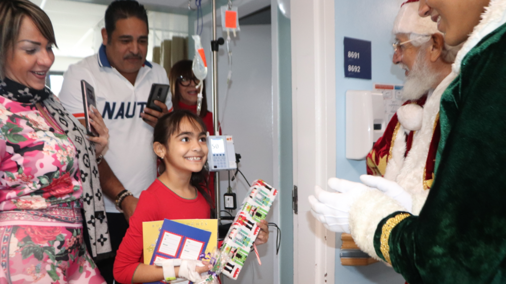  Artistas, m&uacute;sicos y personajes ofrecen alegr&iacute;a a pacientes pedi&aacute;tricos del Auxilio Mutuo como un pre&aacute;mbulo a la Navidad 