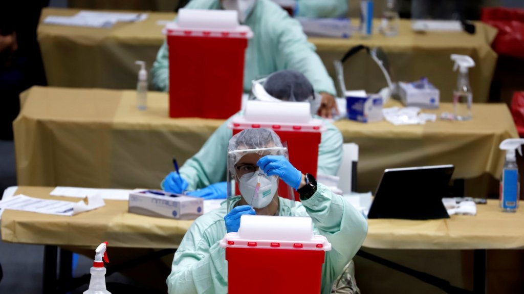  Arrestan en Wisconsin a un farmac&eacute;utico que descongel&oacute; 500 dosis de la vacuna 