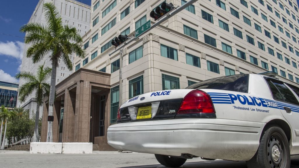  Tribunal Florida niega pol&eacute;mica ley defensa en caso polic&iacute;a que mat&oacute; a negro 