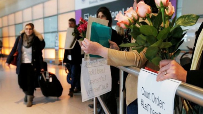 Un tribunal de EE.UU. bloquea temporalmente la orden migratoria de Trump