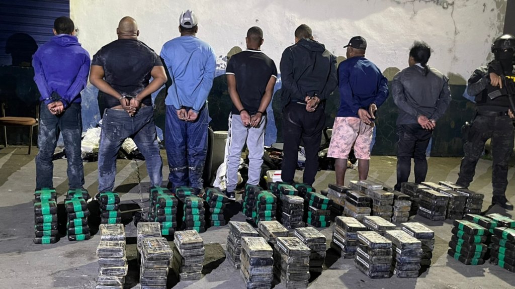  Arrestan a seis dominicanos y un venezolano con 242 paquetes de cocaína 