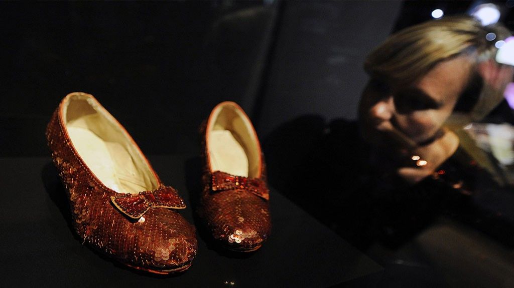  El FBI recupera zapatos rojos que Judy Garland us&oacute; en "The Wizard of Oz" 