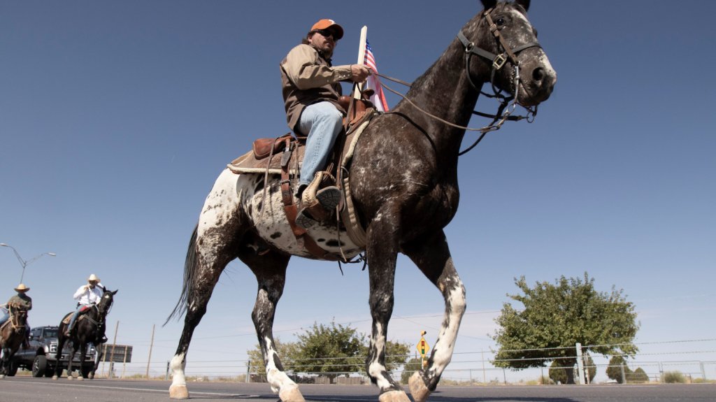 Protesta a caballo contra los abusos en centro de detenci&oacute;n de ICE en Texas 