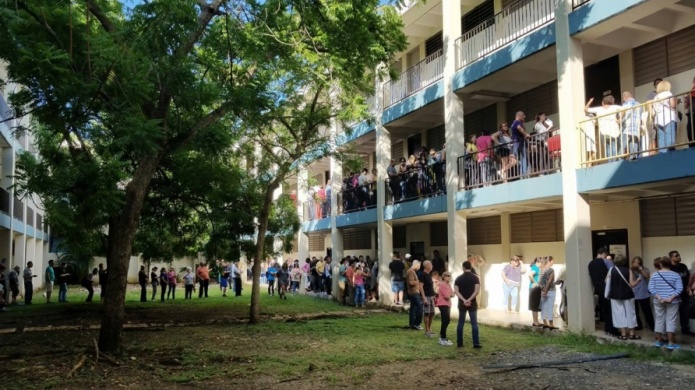 Desmadre en los colegios por nuevos sistemas de votaciÃ³n Â¡Filas inmensas! 