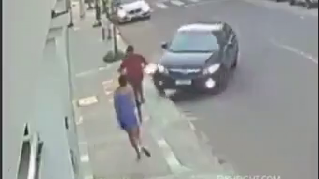  VIDEO: Un hombre atropella al ladr&oacute;n en bicicleta que acaba de robar el celular de su pareja 