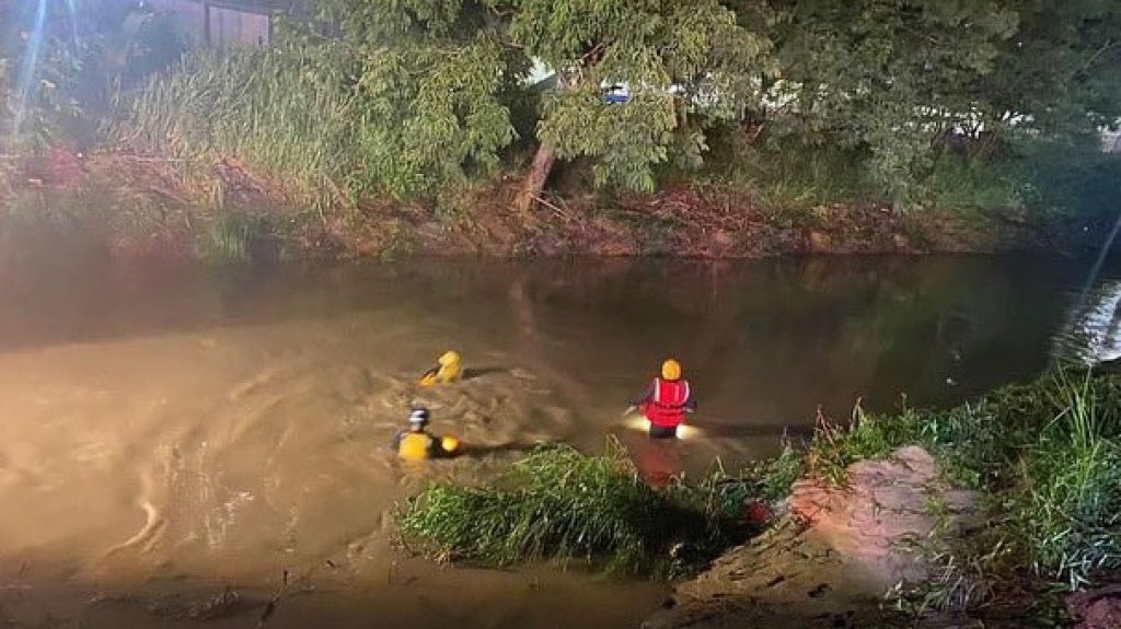  Video del momento en que conductora arrastrada por un rio en Juncos ped&iacute;a ayuda 