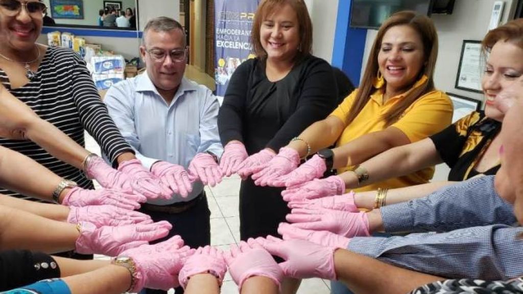  Tecn&oacute;logos M&eacute;dicos y laboratorios se ponen guantes rosados para luchar contra c&aacute;ncer de mama 