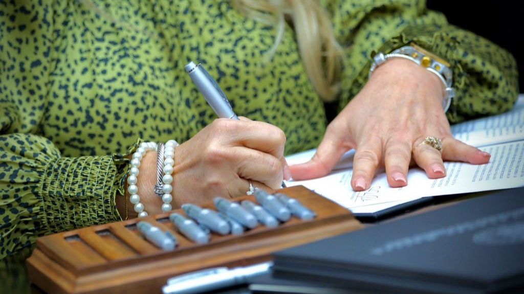  Gobernadora Wanda V&aacute;zquez Garced firma ley a favor de trabajadores desempleados durante el decreto de emergencia 