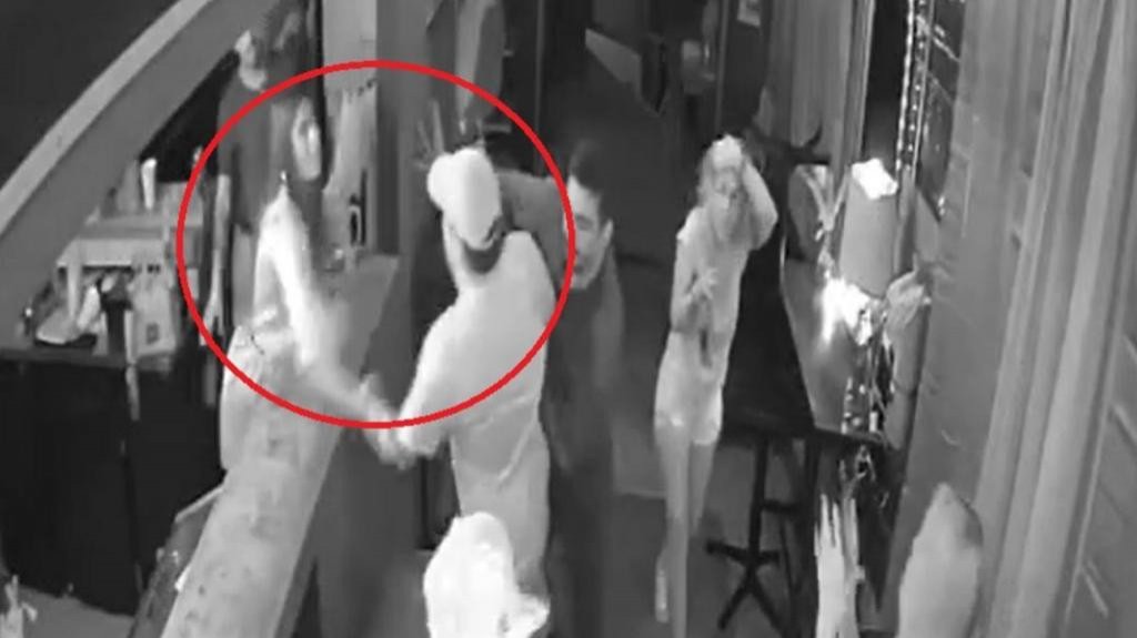  Video: Empleada de negocio en Mayagüez es agredida por clientes al cerrar el establecimiento 