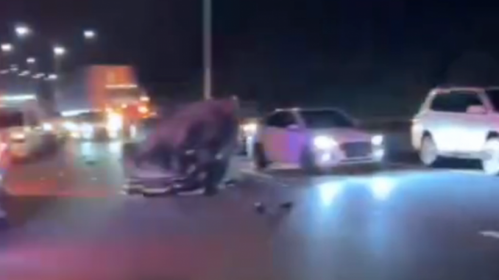  Video: Abren el transito en la 30 luego de accidente con 4 carros, uno volcado esta ma&ntilde;ana 