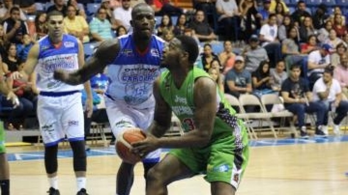 Importados Shawn y Damion James lideran a los Cariduros en victoria sobre los Indios