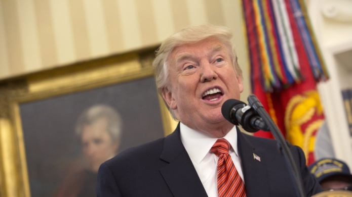 Trump acusa a los republicanos de hacer "muy poco" para protegerle